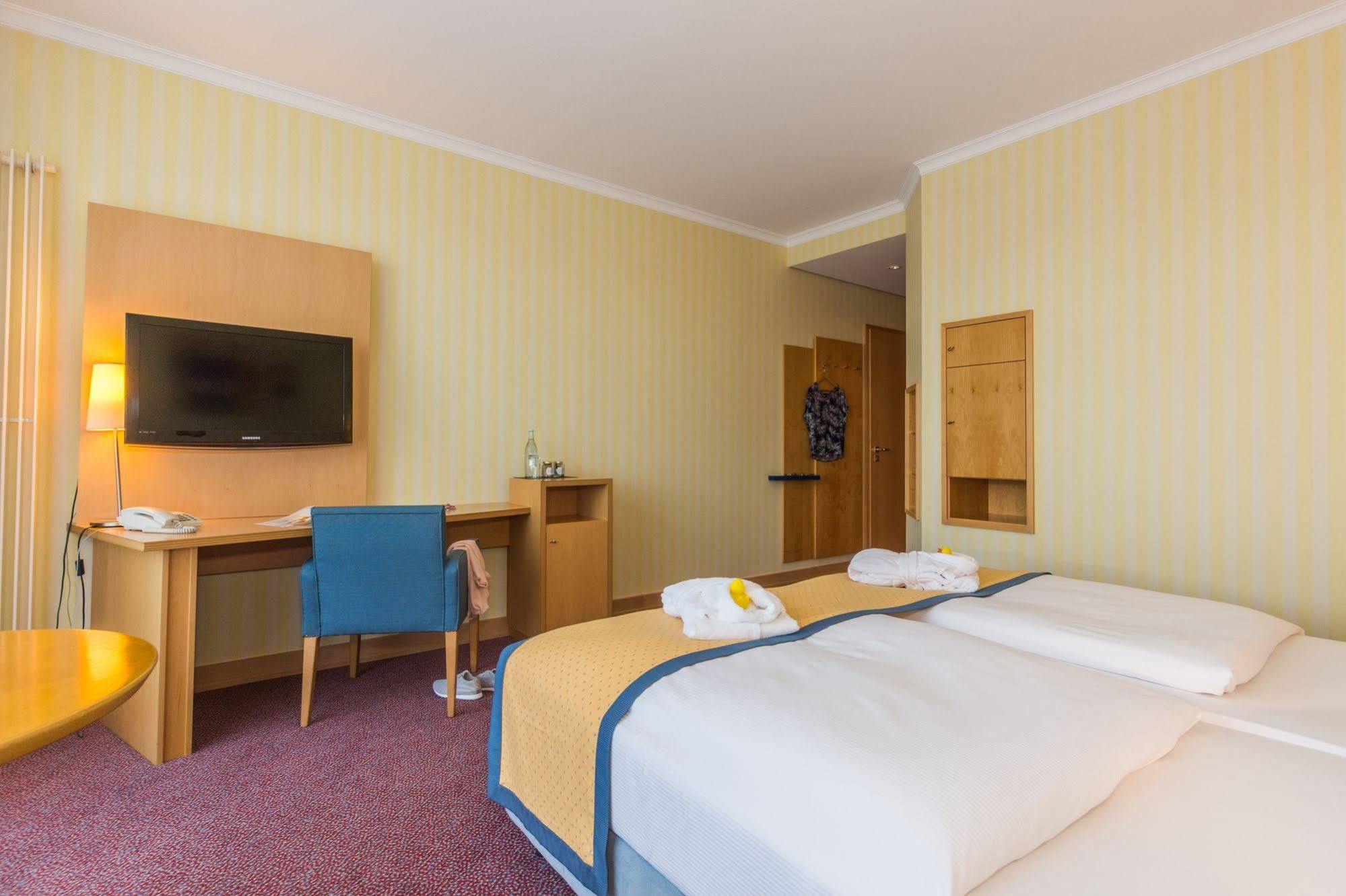Strand-Hotel Huebner Rostock Exterior photo